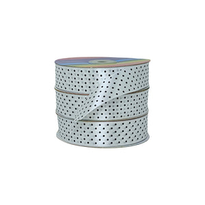 Elegante rollo de cinta satinada blanca con puntos negros, ideal para decoración, artesanía y producción.