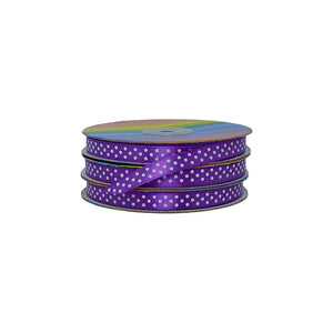 Cinta satinada color morado con delicados puntos blancos, ideal para empaques elegantes y detallados.