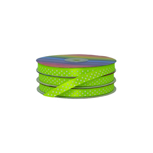 Cinta satinada verde neón con puntos blancos, para embellecer empaques decorativos y productos.